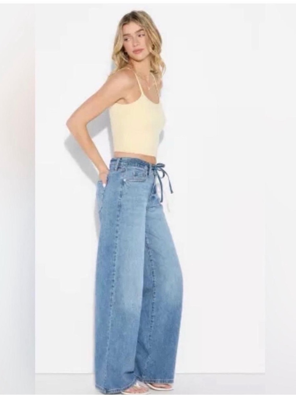 Wild Fable low rise baggy jeans

Low rise 
Light wash
Baggy jeans
Size 00R